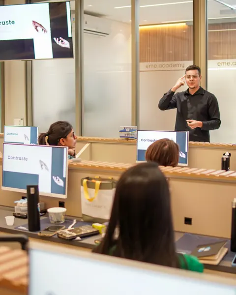 Registro 2 de uma aula e encontro entre profissionais na EME Academy