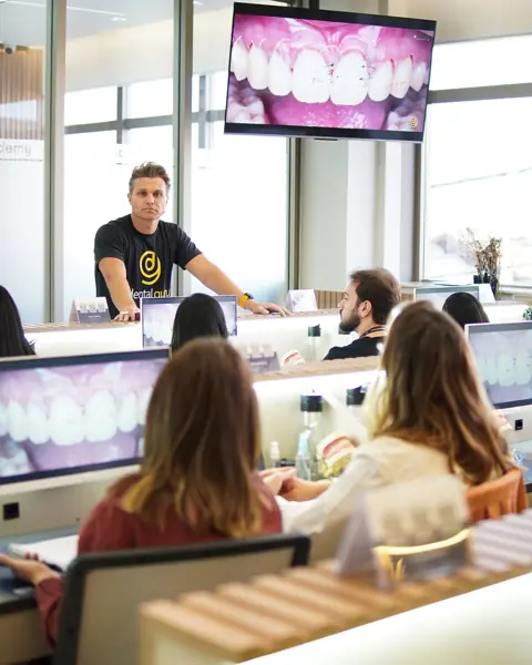 Registro 4 de uma aula e encontro entre profissionais na EME Academy