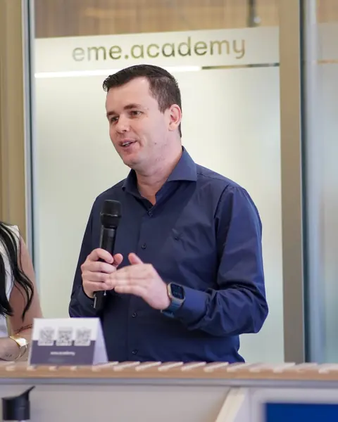 Registro 5 de uma aula e encontro entre profissionais na EME Academy