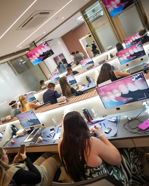 Alunos participando de uma aula presencial na estrutura da EME Academy